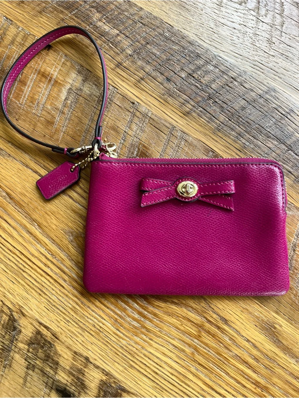Authentic Coach 🎀 Turnlock Bow Corner Zip Wristlet Crossgrain Leather